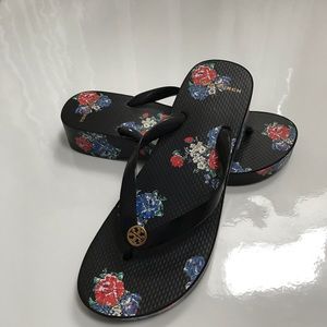 🏆 HP Tory Burch Black Tea Rose Flip Flops size 9
